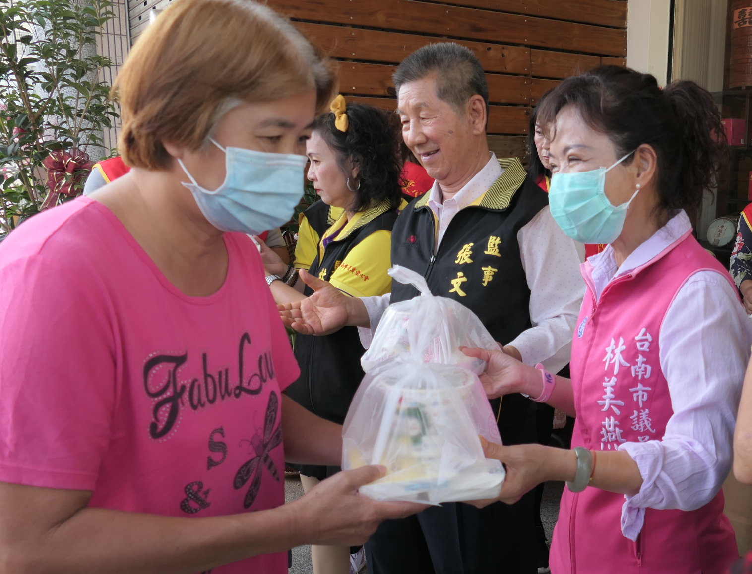 東賓愛心會發放愛心便當 林美燕議員讚讓愛源源不絕