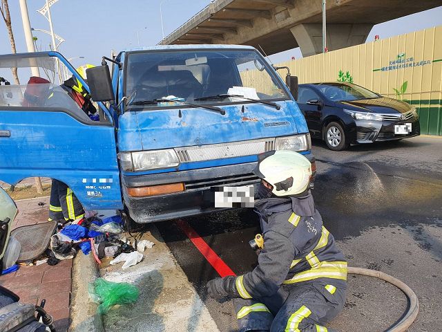 24年老貨車半途冒煙　駕駛臨危不亂靠邊報案