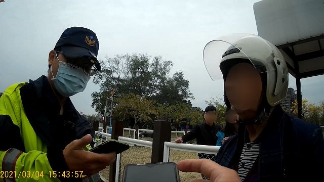 警使出一招「我問你答」 助9旬不老騎士返家