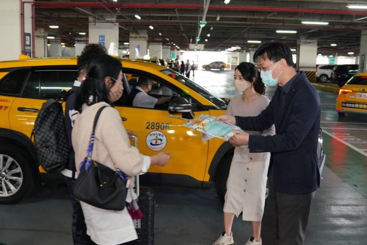 高雄市搭乘指定接駁計程車賞燈會也有療癒