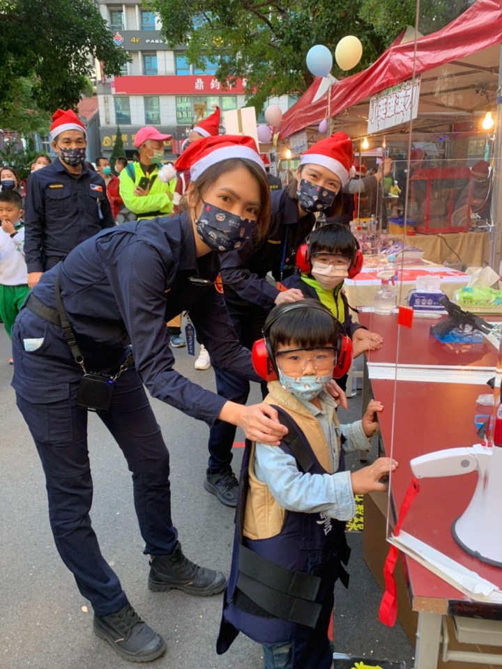 「別怕!警察姊姊陪你等!」婦幼隊3警花守護童 網友大讚超暖心!