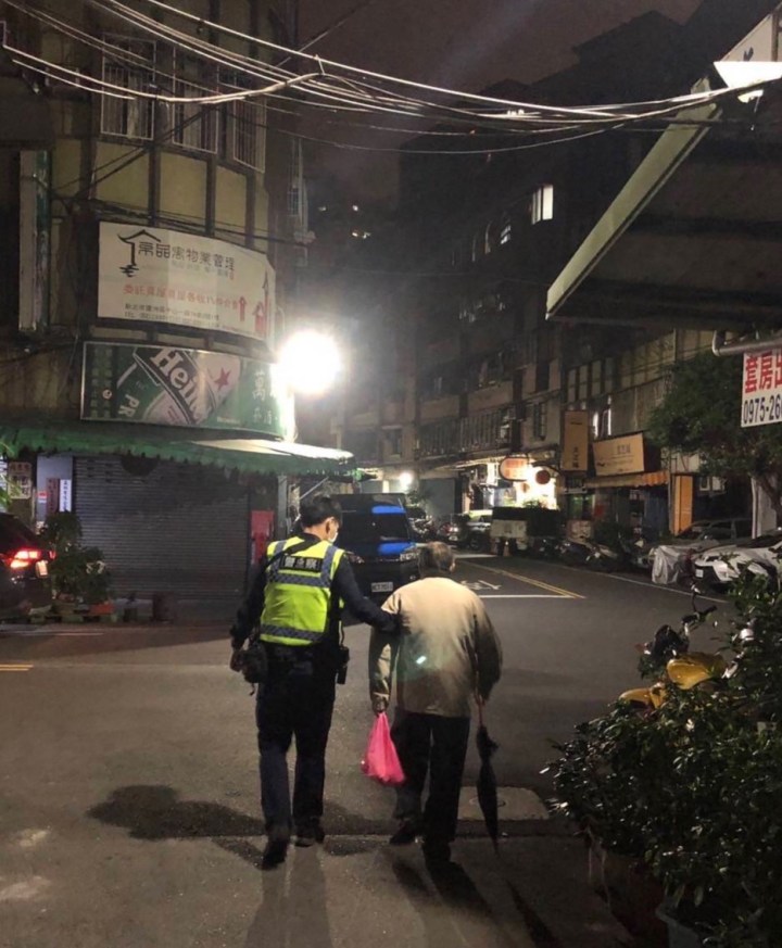 就是那個海尼根 三重警助迷航阿伯返家