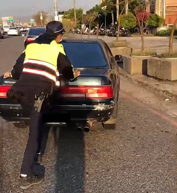 車輛故障困盡速開啟警示燈  警火速排除恢復順暢