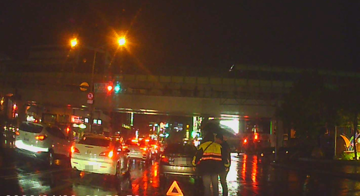 雨夜車顧路無語問蒼天 警推車解窘境還路順暢