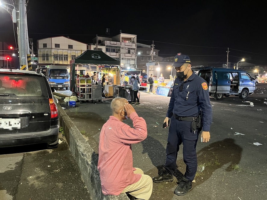 女子醉倒覺民警護送返家　醉男橫臥美濃夜市，喚醒後向警敬禮