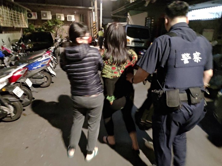 出外靠鄰居喝暈倒路邊 中和警民協力護返家