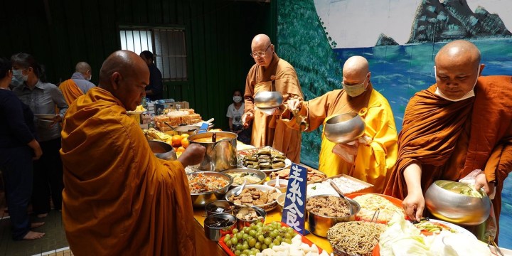 法雲地講堂照瑞法師、常寧比丘尼主持潑水節法會