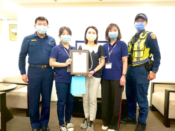 警銀、警超合作阻詐230餘萬元 淡水警贈「警銬杯」感謝共築防詐安全網