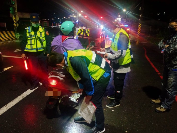 麥擱吵啊！周末夜淡水警環稽查取締改裝造車