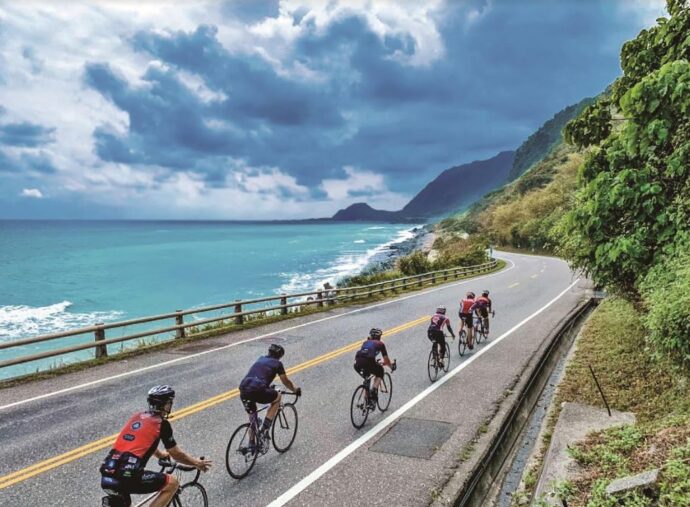 響應世界自行車日  踩動踏板暢遊蔚藍北海岸 限量紀念杯墊帶回家