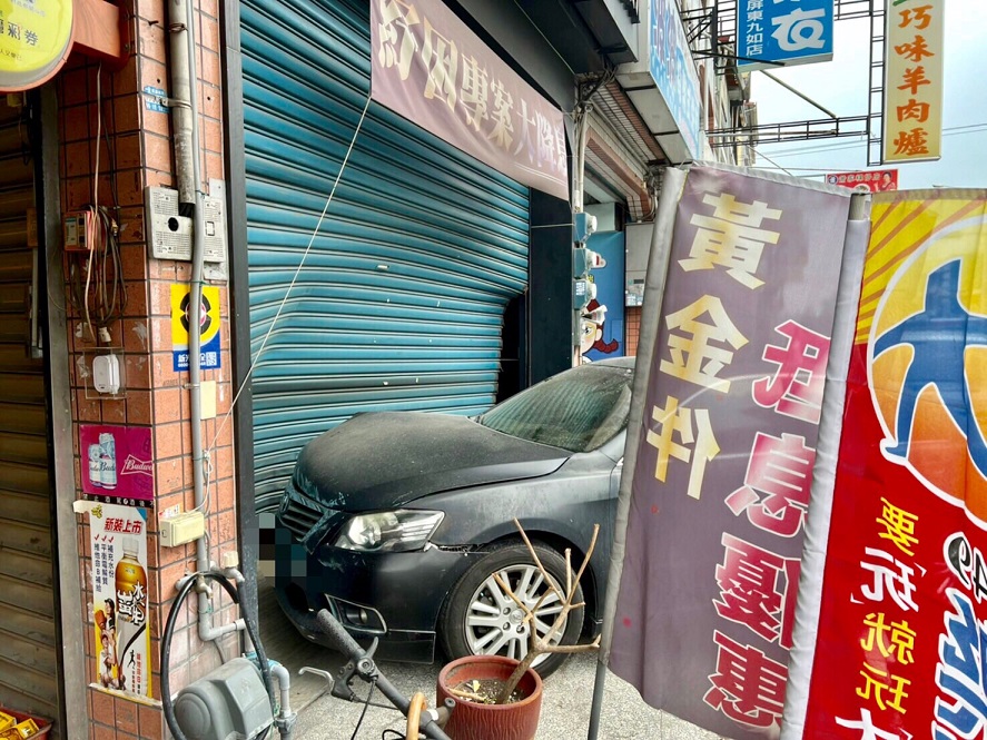 犯嫌開車衝撞店家大門　里港警分局火速掌握對象全力追緝中