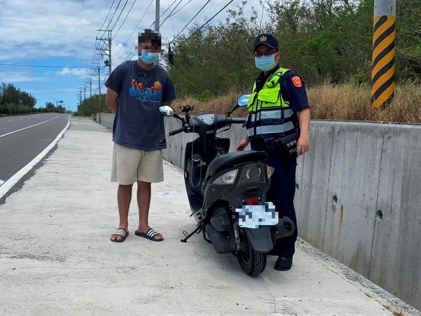 男子機車油料用鑿　枋警貼心提油相助