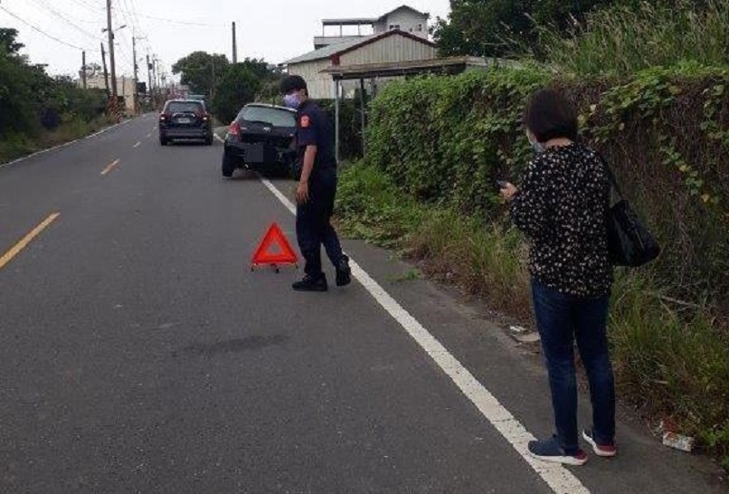 小客車右前輪卡水溝　幸遇枋警路過助脫困