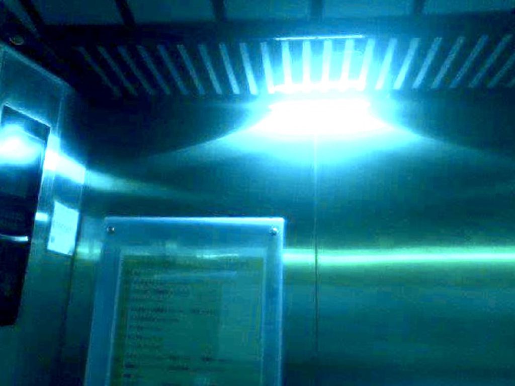照片3 保大警diy電梯內加裝「紫外線殺菌燈」，在閒置狀態時會自動開啟燈源進行清消。