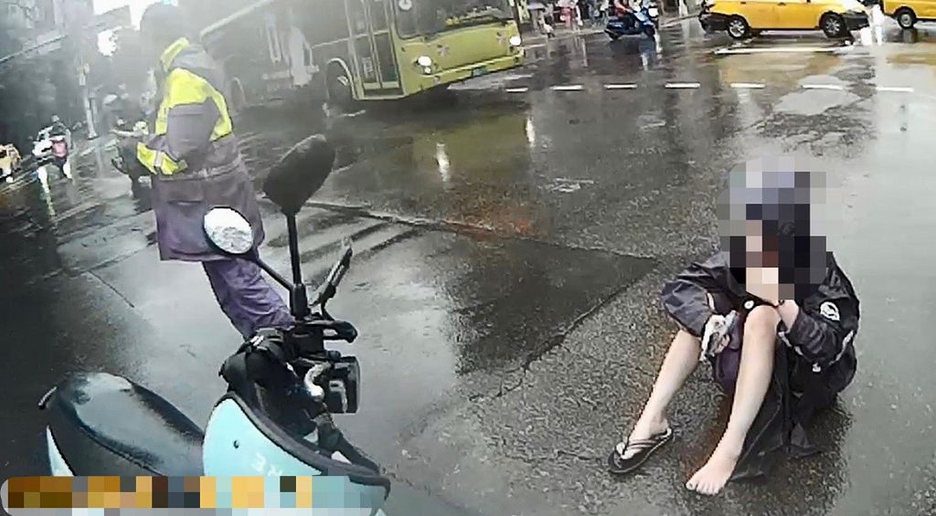 照片1 臺北市保安警察大隊巡邏員警在雨勢滂沱中巧遇車禍事故，立即啟動「交通快打」急救援。