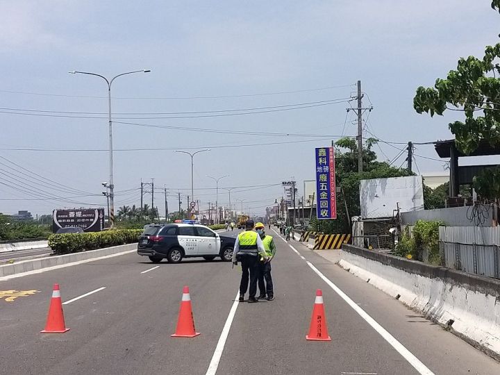 太空包掉落路面生危害 路竹警迅速排除依法開罰