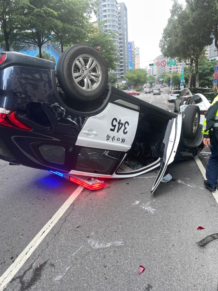 警巡邏擦撞路旁自小客翻覆 2員警受傷送醫無大礙 將釐清肇事原因並賠償車主