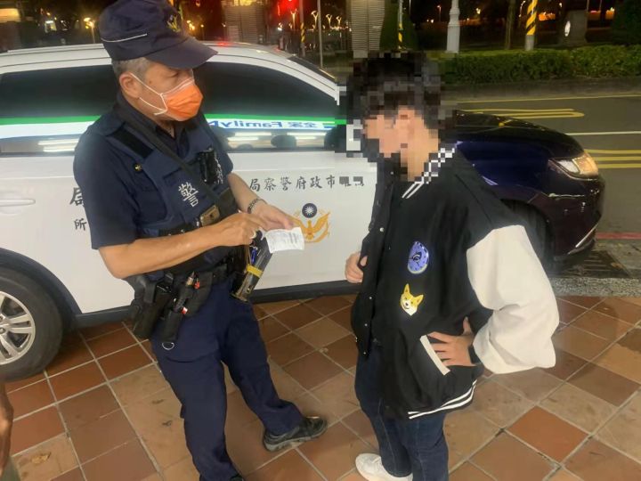 警遏阻網路交友險遭詐遊戲點數的女子