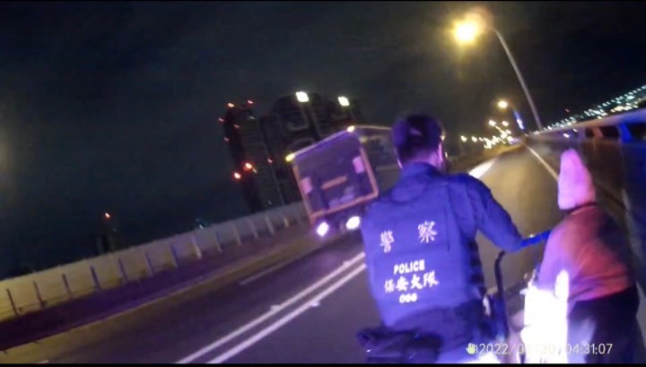 速道路赫見逆走老婦新北保大警幫推回收車安全護送