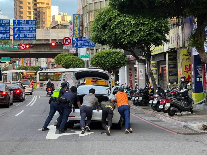 電動汽車半路拋錨 三重警迅速協助排除窘境