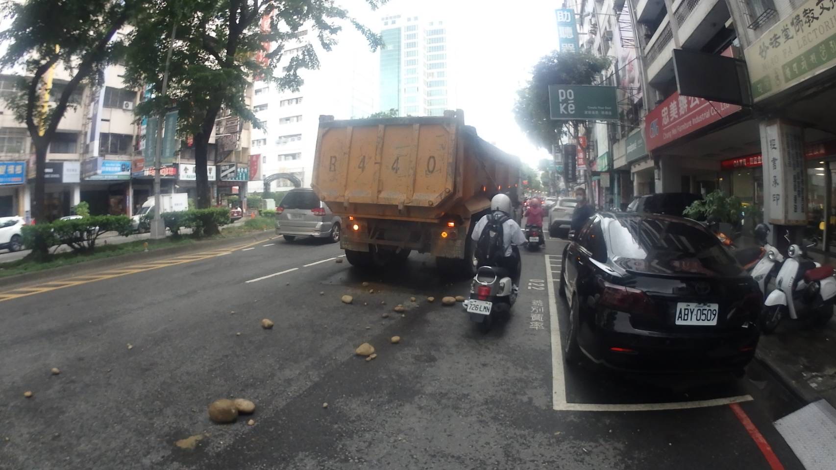 營業曳引車載運砂石落滿地｜臺中市警察局第二分局依法開罰