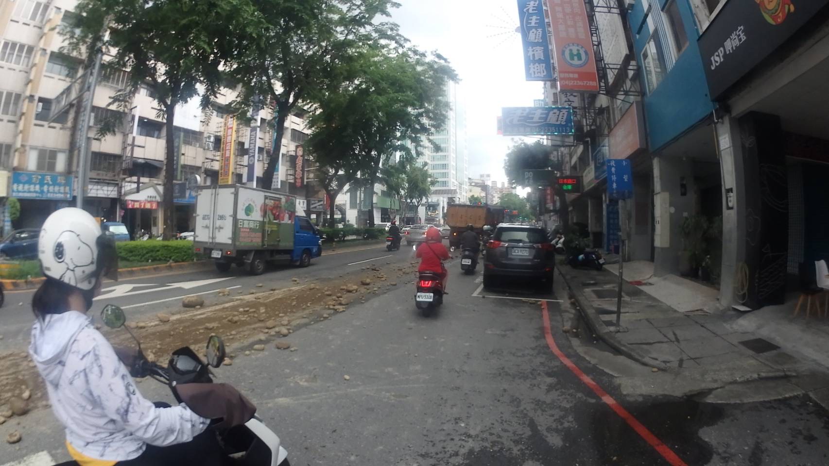 ▲台中市北區崇德路與崇興路大貨車於道路上掉落砂石，並波及後方來車。(圖/照生新聞記者謝福祐翻攝)