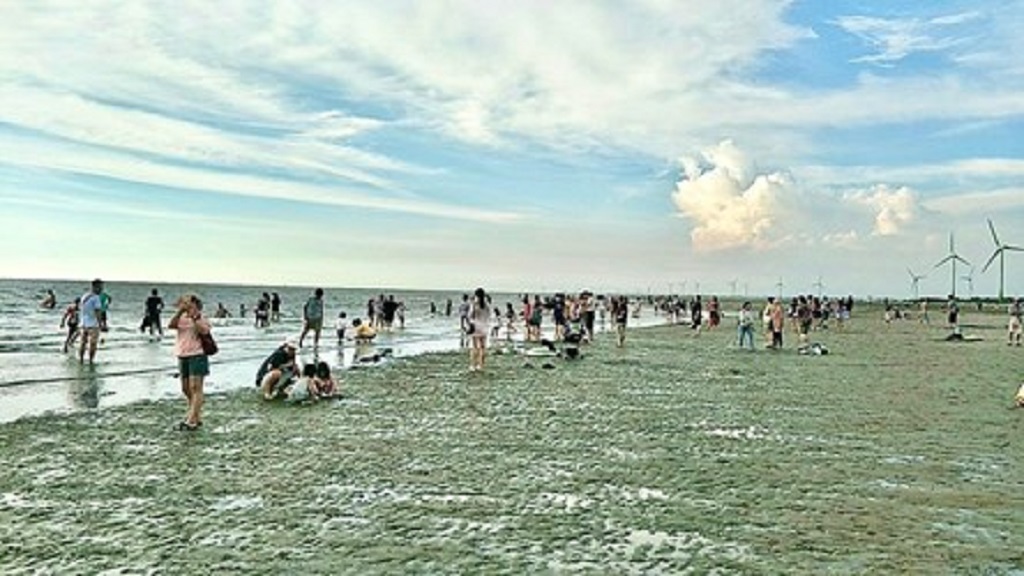 圖片說明：氣候變遷導致台灣海岸線不斷退縮，連帶大安沙灘面積銳減。(記者澄石翻攝)