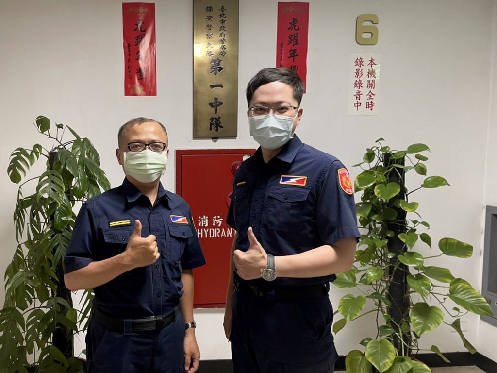 照片4 臺北市保安警察大隊第一中隊副中隊長李忠隆與警員呂冠伯等二人(由左至右)。