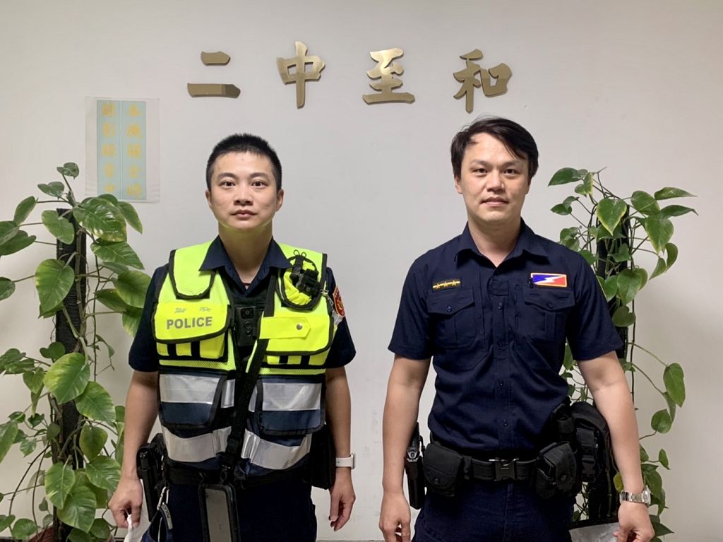 照片5 臺北市保安警察大隊第二中隊警員蔡葉闔、余明展等2人(由左至右)