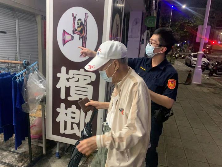 88歲爺爺半夜迷途行走於路中 幸遇暖警護送返家