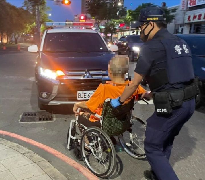 輪椅翁受困路中 幸獲暖警協助