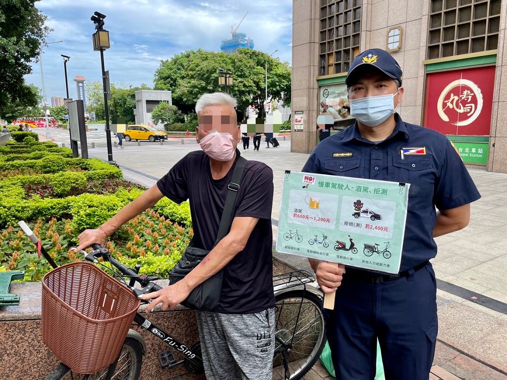 照片3 臺北市保安警察大隊警員洪維聰向民眾宣導慢車駕駛人酒駕、拒測罰責。