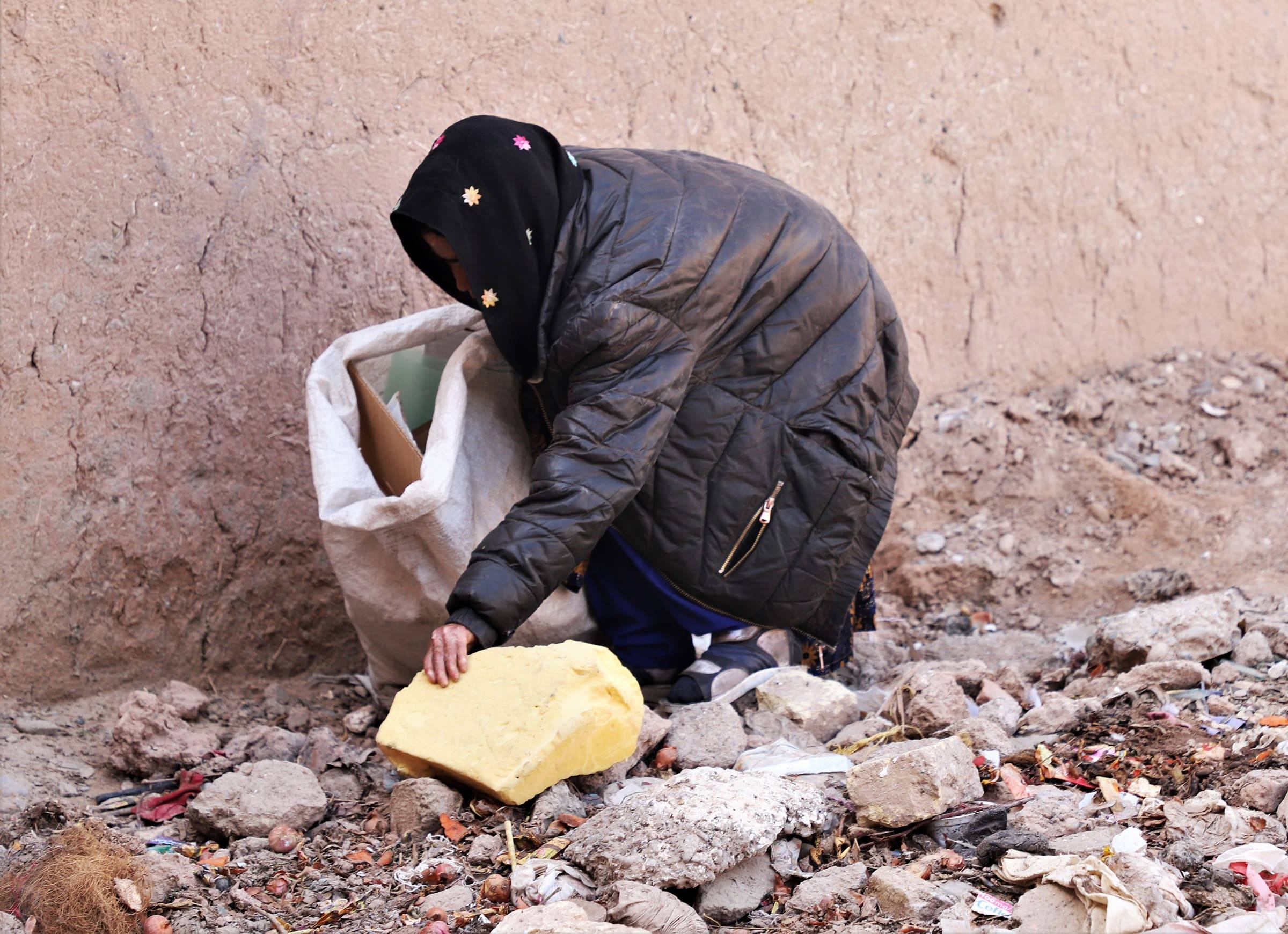 羅琪雅每天清晨起床，到處搜尋垃圾桶，撿拾人們丟棄的東西賺錢。(台灣世界展望會提供)