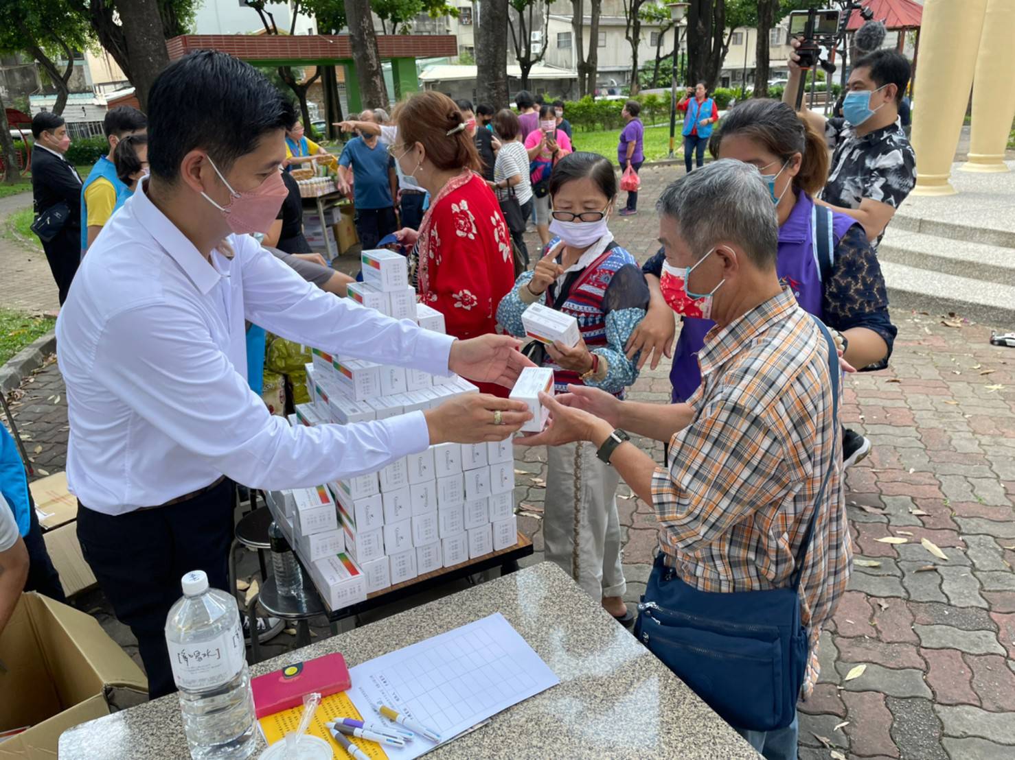 幸陽企業楊璽民愛心捐贈二用快篩劑與中華好家庭共同關懷聽障人士