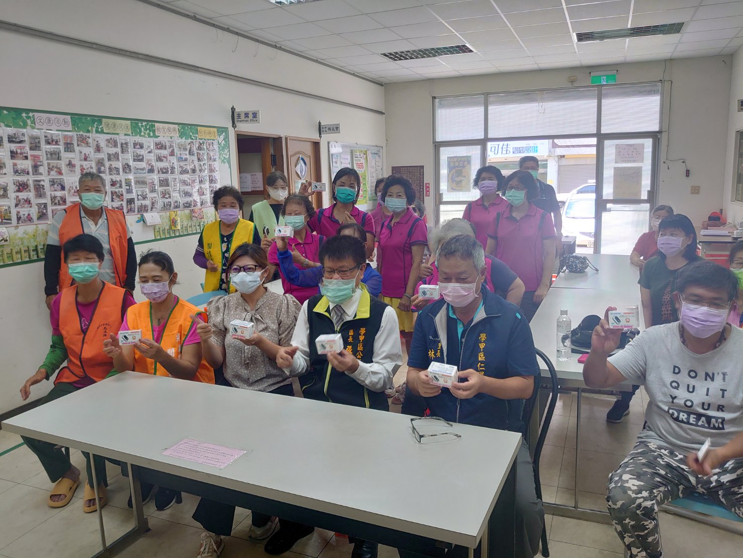 學甲區心得藥局藥師邱媺娟捐贈9台台灣製血氧機給學甲區9個關懷據點