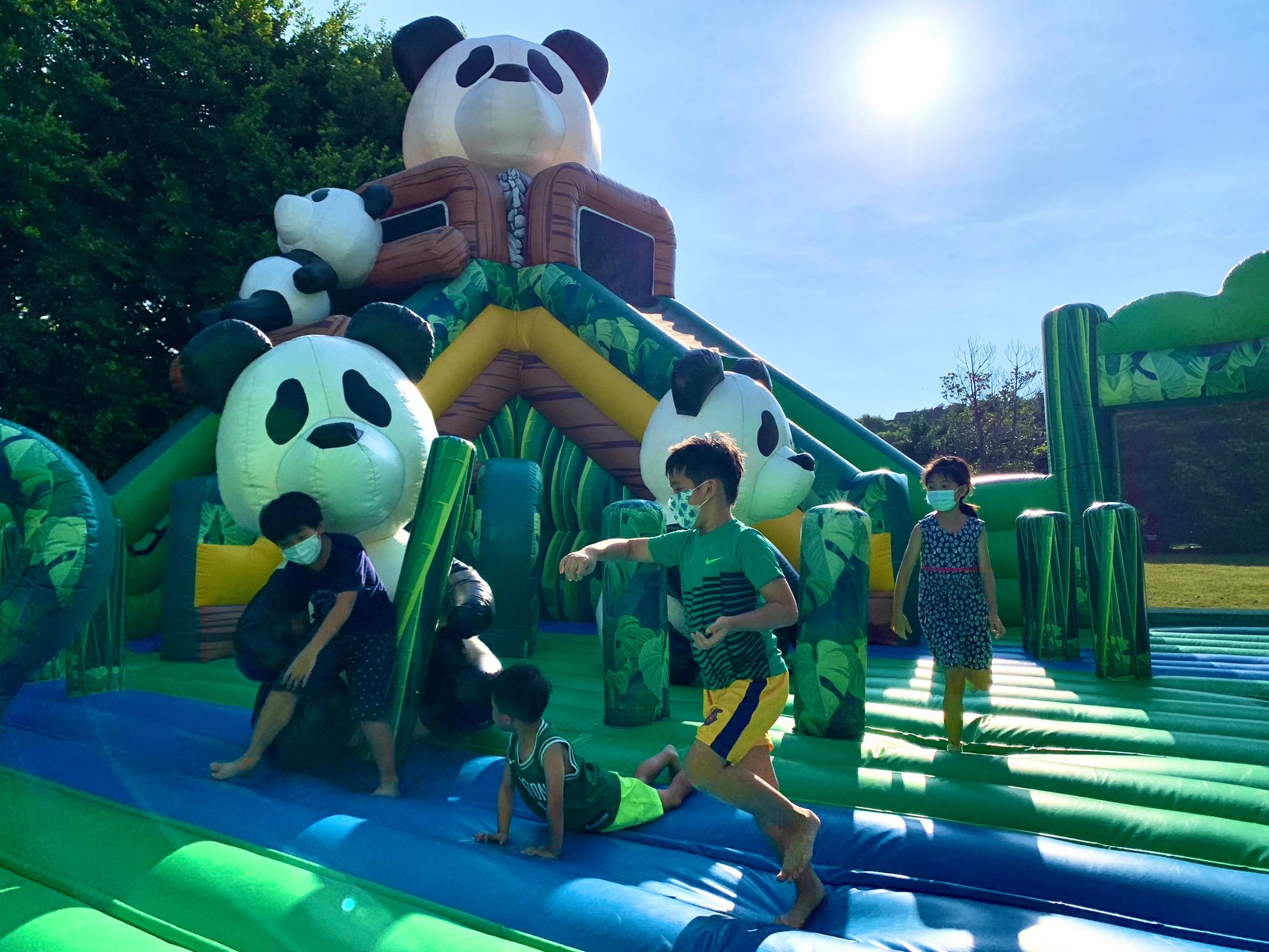 暑假Fun電首選　孩子們的歡樂天堂 漢神巨蛋沙雕、旗津大型氣墊樂園免費玩