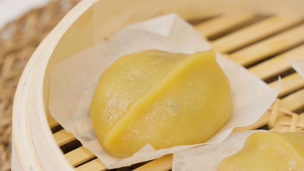 客家菜包因外型似早期竹編豬籠，又稱為豬籠粄，傳統作法外皮白嫩，此為竹筍地瓜菜包