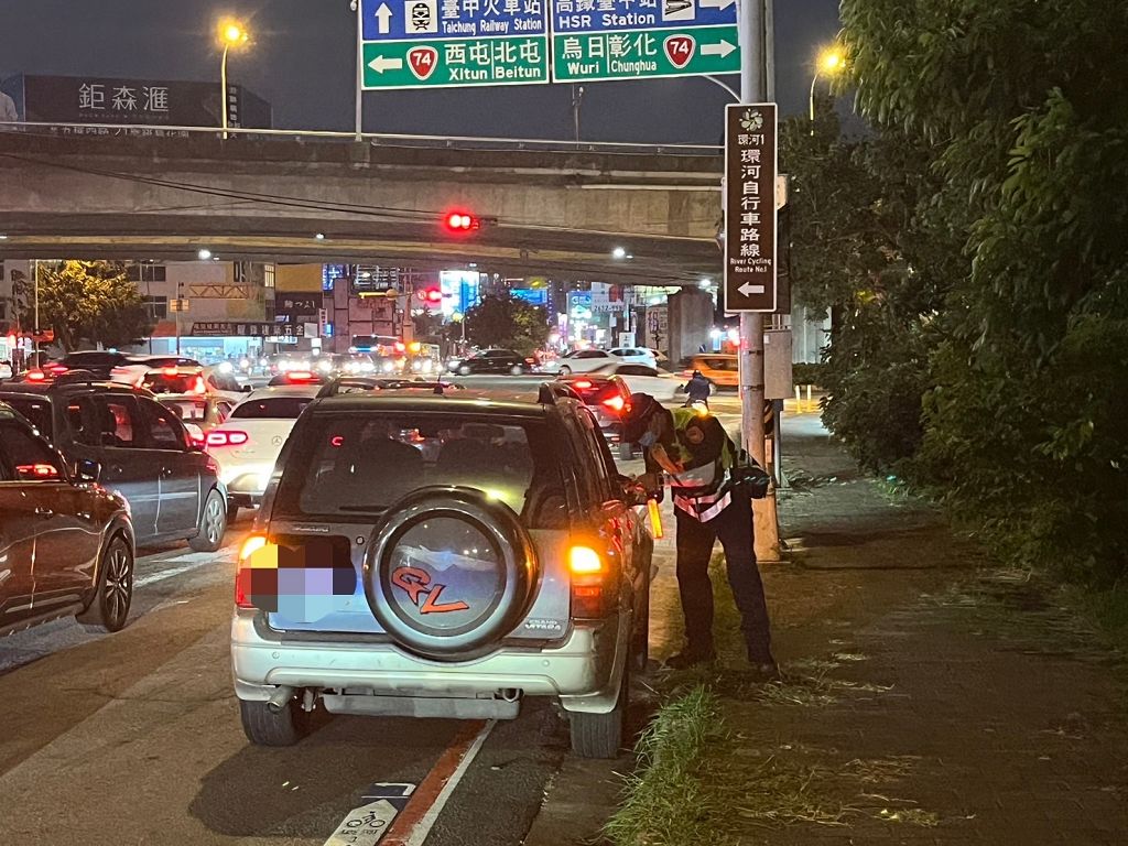 車子冒煙拋錨困路中　警急助民脫離險境