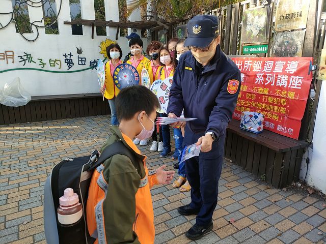 開學日　警察護童這樣做 回頭率超高