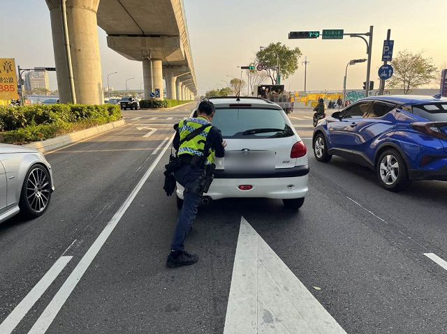 退休老師駕車路中突拋錨　南屯警使洪荒之力即刻救援