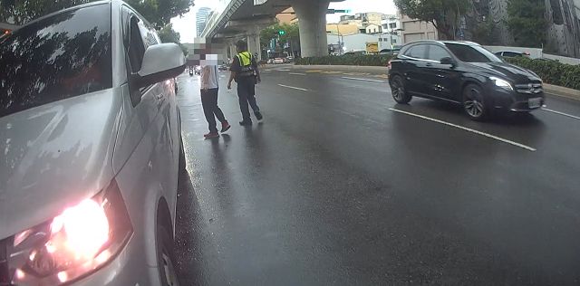 車輛雨中突拋錨　暖警協助推車解圍